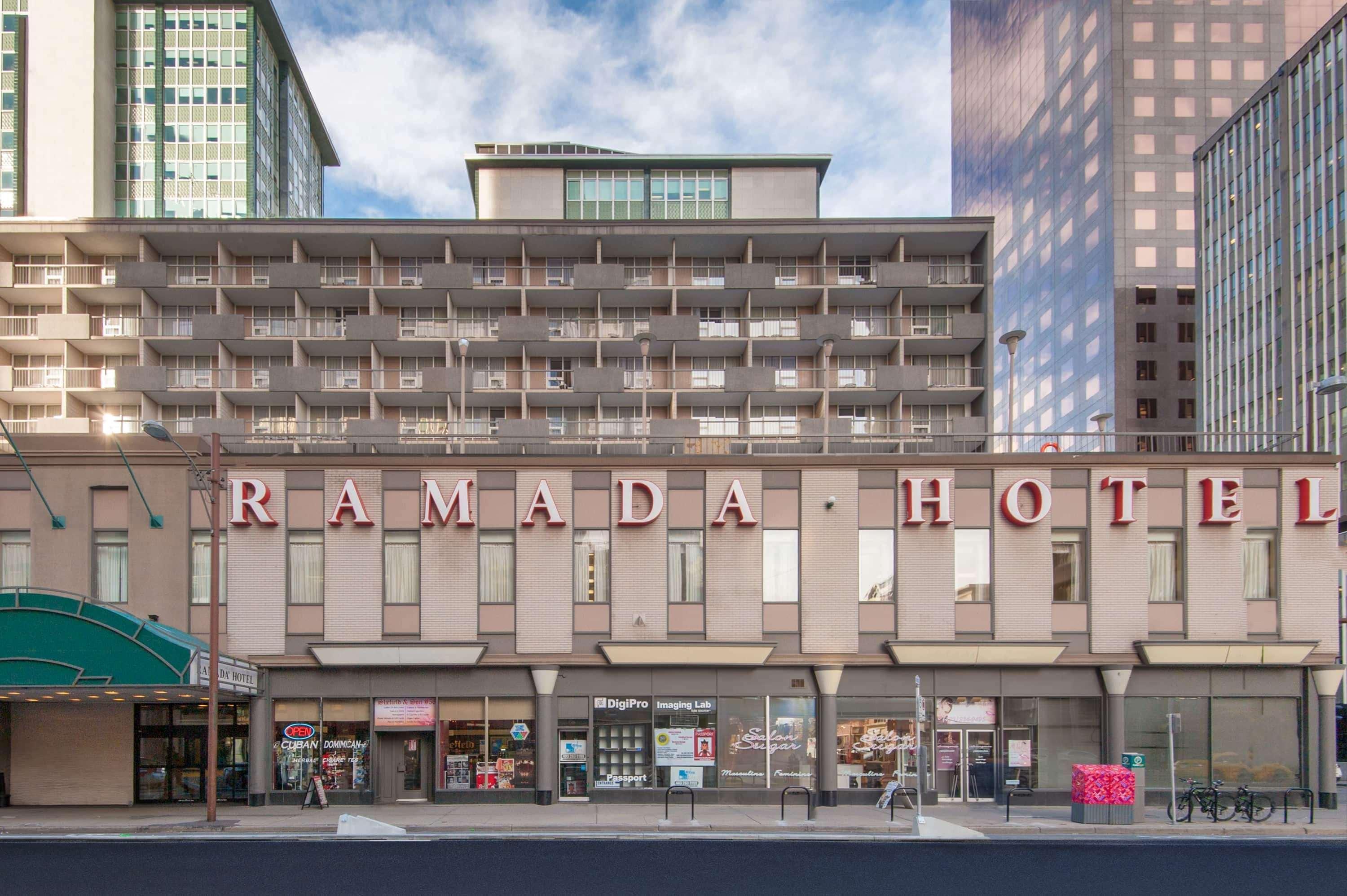 Ramada Plaza By Wyndham Calgary Downtown Hotel Exterior photo