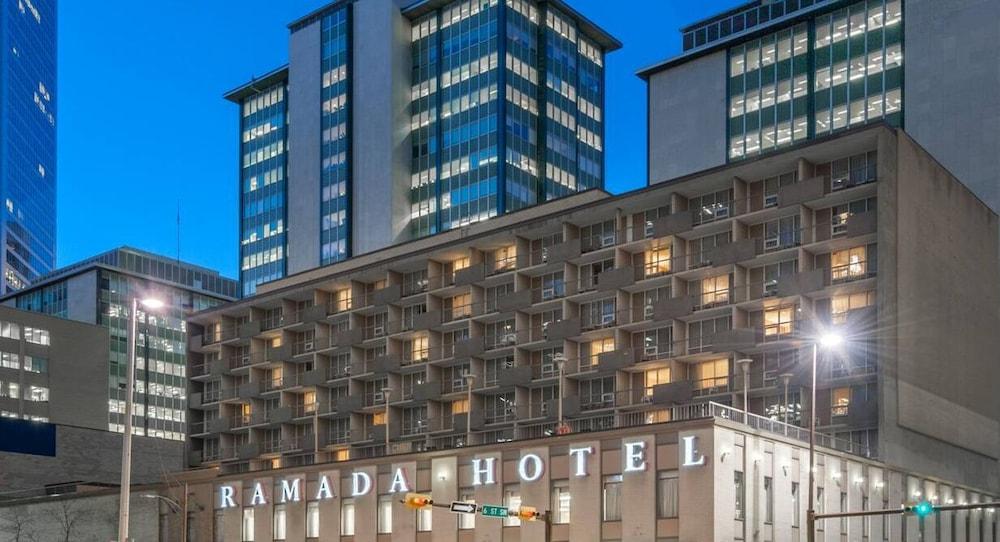 Ramada Plaza By Wyndham Calgary Downtown Hotel Exterior photo