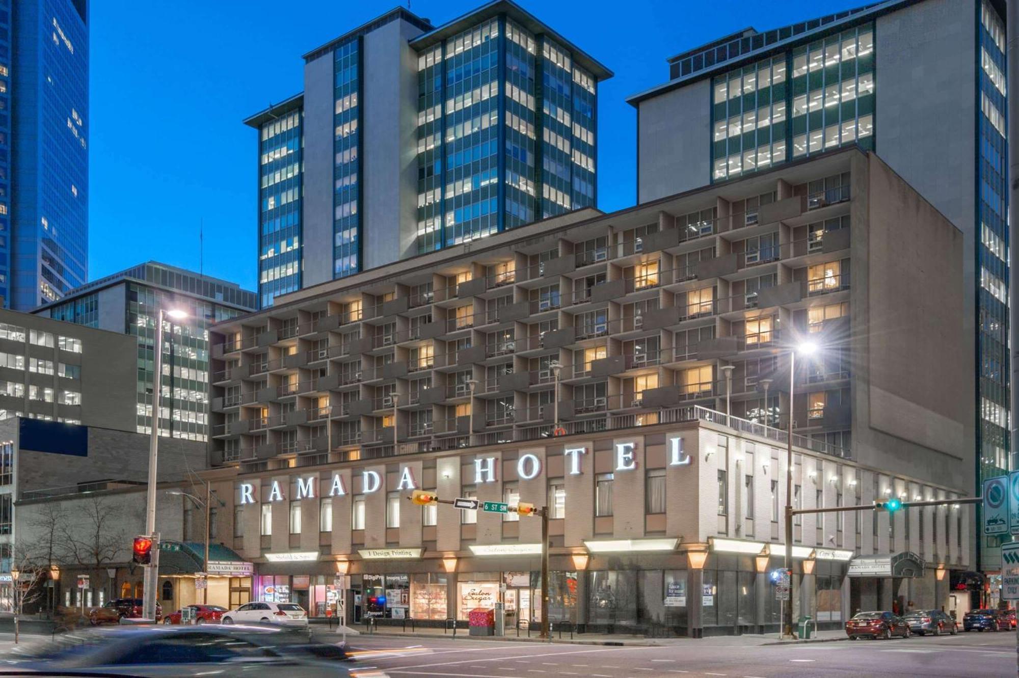 Ramada Plaza By Wyndham Calgary Downtown Hotel Exterior photo