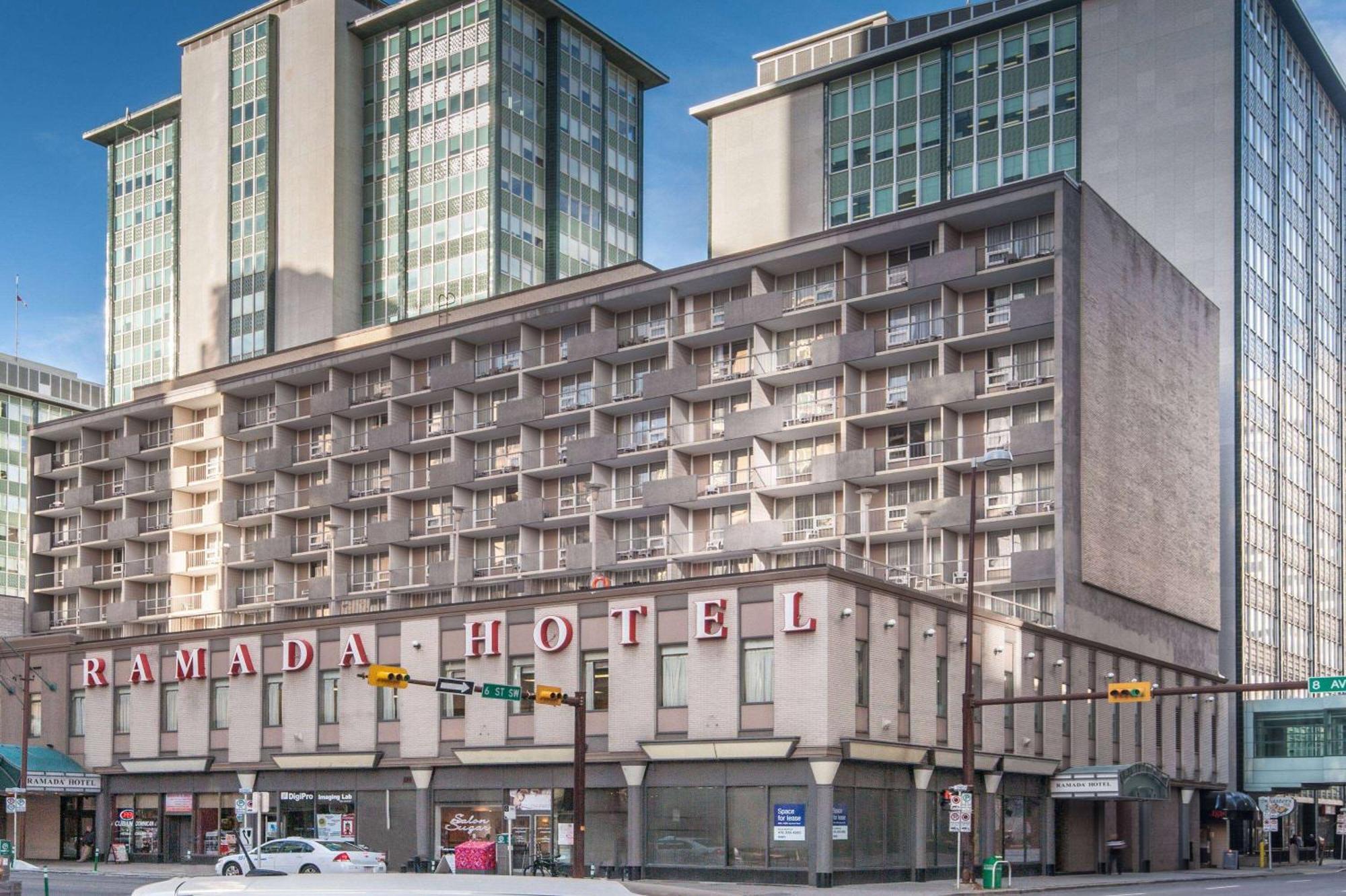 Ramada Plaza By Wyndham Calgary Downtown Hotel Exterior photo